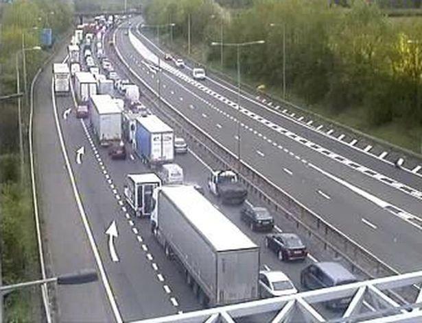 M40 zamknięto wczoraj na kilka godzin przez mężczyznę, który znajdował się na moście