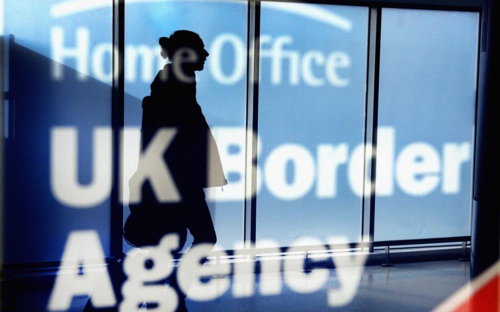 Imigranci proszeni o nieaplikowanie o rezydencję stałą – Home Office przeciążony pracą