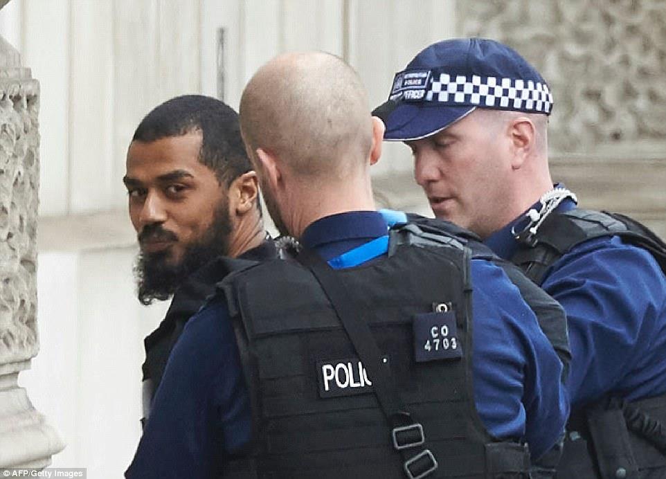 Uzbrojony męzczyzna zatrzymany koło parlamentu w Londynie