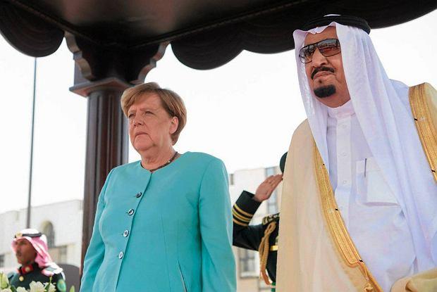 Angela Merkel z odkrytą głową podczas wizyty w  Arabii Saudyjskiej