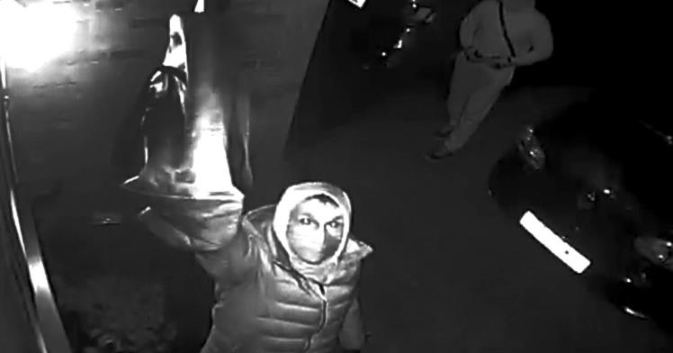 Nowy sposób złodziei samochodów – kradną auta przy użyciu torby