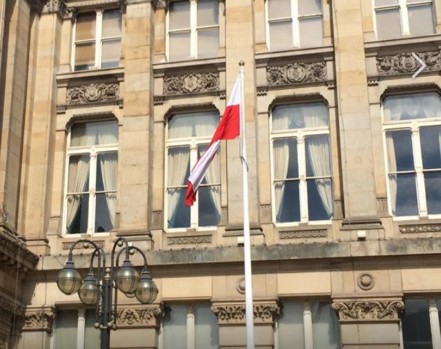 Polska flaga przed ratuszem w Birmingham