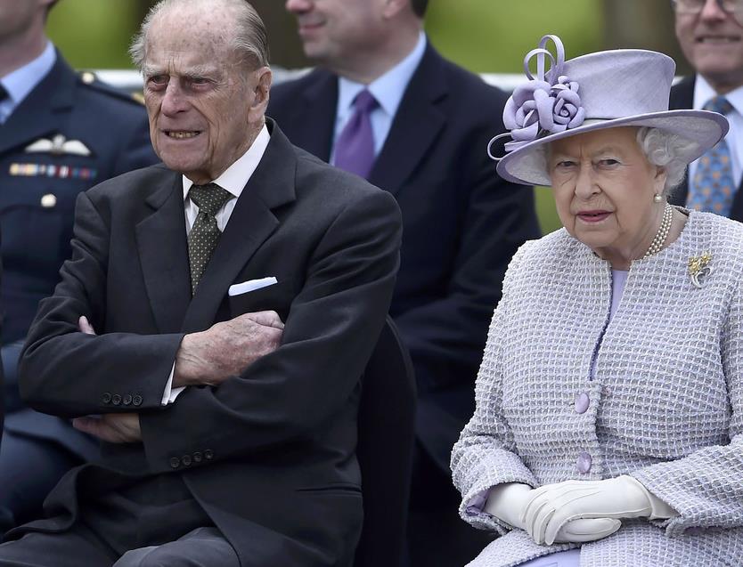 Nadzwyczajne spotkanie w Pałacu Buckingham – mąż królowej przechodzi na „emeryturę”