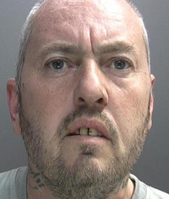 Zaatakował ciężarną kobietę młotkiem na ulicy w Dudley