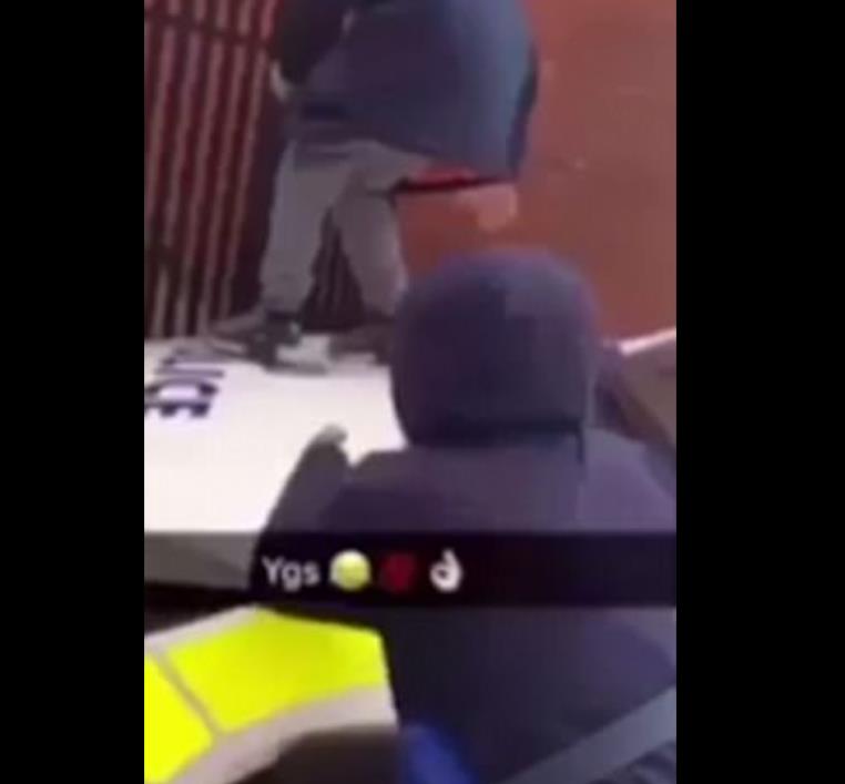 Dzieci skaczą po policyjnym radiowozie i obrażają funkcjonariuszy