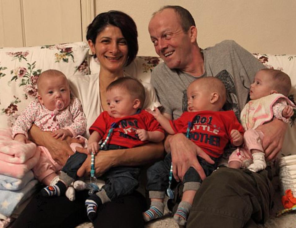 NHS sfinansowało żyjącej z zasiłków, bezdomnej parze in vitro – na świat przyszły czworaczki