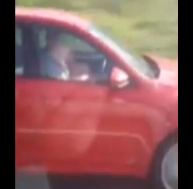 Jadł Pot Noodle prowadząc samochód na autostradzie