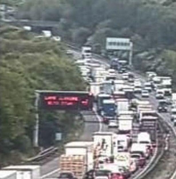 Samochód uderzył w most na M6 powodując ogromne korki w popołudniowych godzinach szczytu