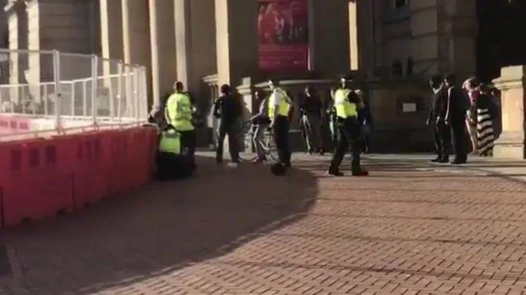 W Birmingham aresztowano uzbrojonego mężczyznę, podczas wiecu solidarności z Manchesterem