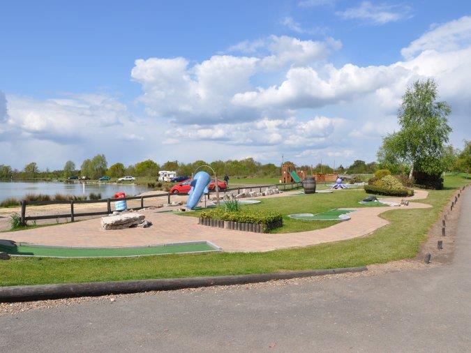 Złocisty piasek i czysta woda – plaża zaledwie 40 minut drogi od Birmingham