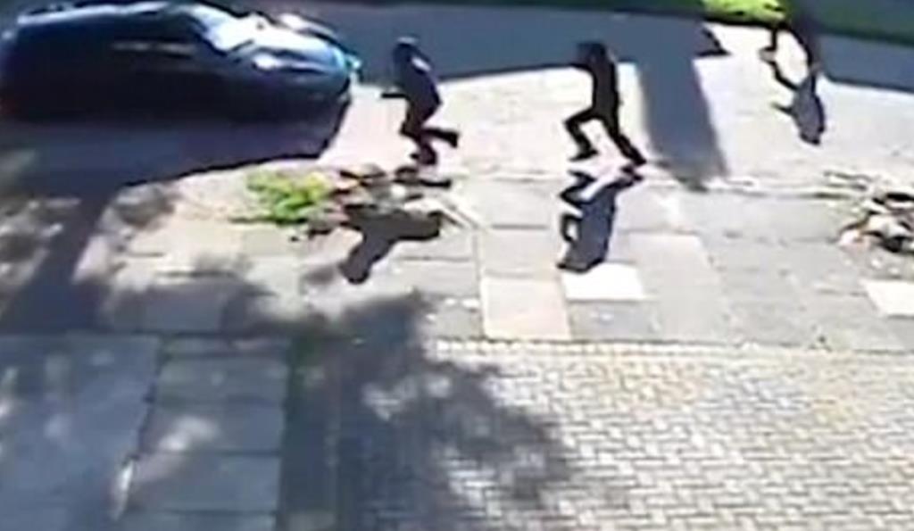 Kobieta ucieka przed złodziejami samochodu