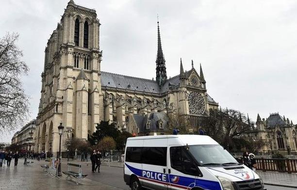 Atak w Paryżu. Napastnik krzyczał: to za Syrię!