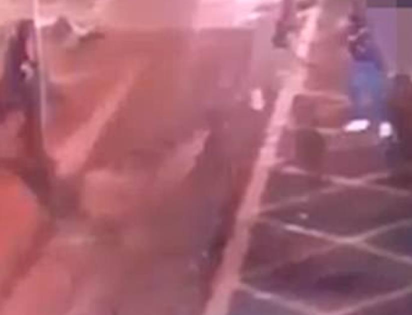 Terroryści z Londynu atakują człowieka