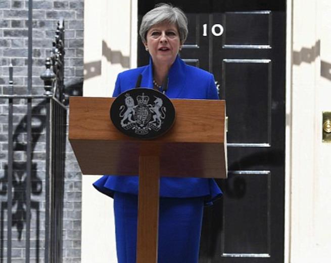 Theresa May nie zrezygnowała - utworzy rząd razem z unionistami z Irlandii Północnej