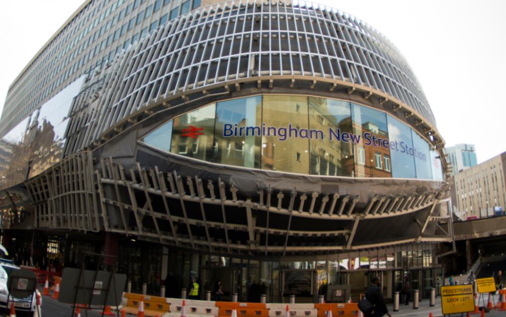 Mężczyzna upadł na tory dworca New Street i utknął pomiędzy pociągiem, a peronem