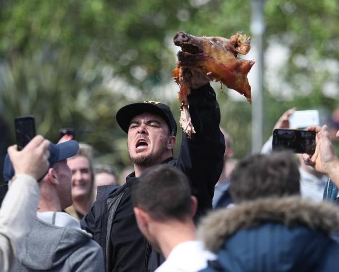Protest EDL w Manchesterze - mężczyzna jadł głowę świni