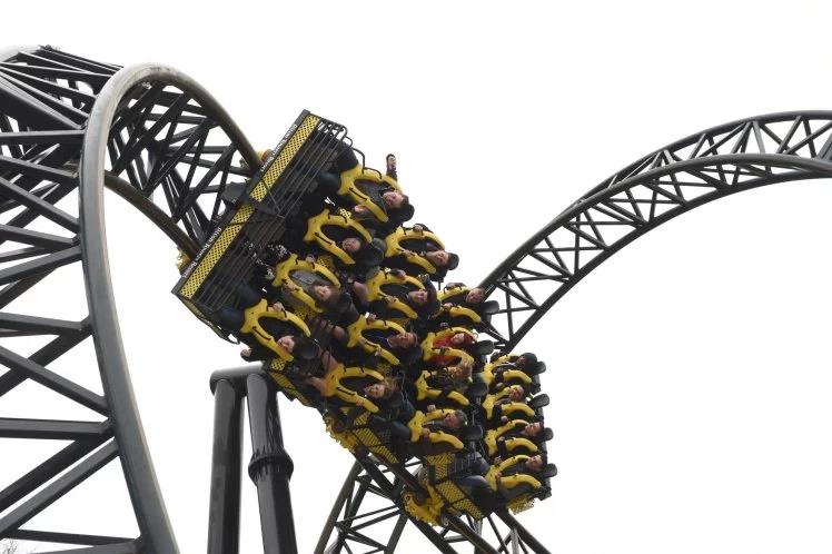 Rollercoaster Smiler ewakuowany - uczestnik przejażdżki aktywował alarm
