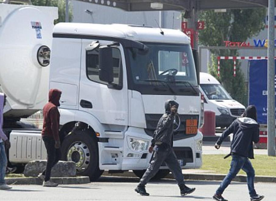 Imigranci w Calais: Francja wysyła 150 funkcjonariuszy, aby opanować sytuację