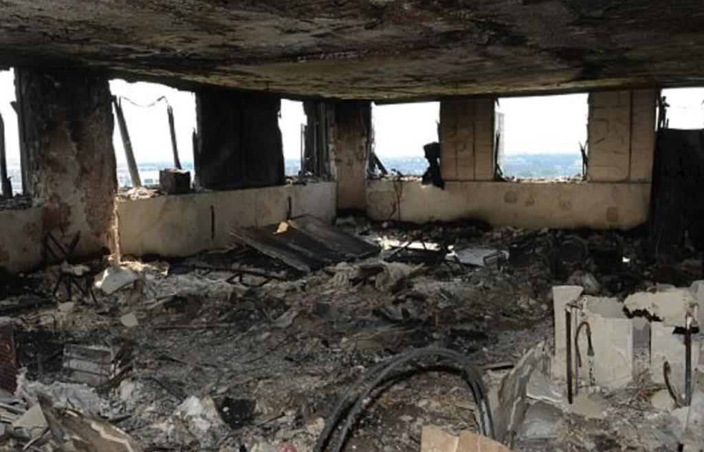 42 zwęglone ciała w jednym pokoju – strażacy przeszukują spalony budynek Grenfell Tower