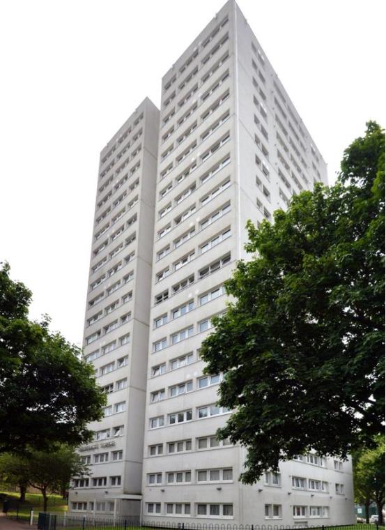 Dzień po pożarze w Londynie council usunął węże strażackie z bloku w Small Heath