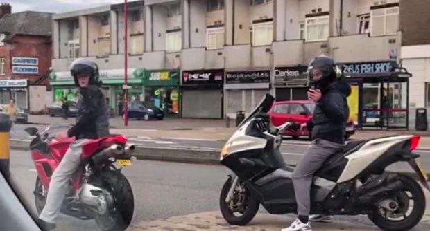 Motocykliści obrzucili policjanta kamieniami w Erdington