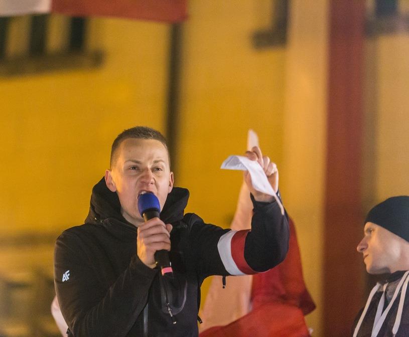 Jacek Międlar zatrzymany na lotnisku. Przyleciał na protest do Birmingham