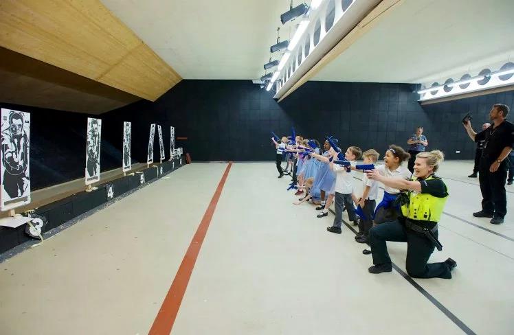 Podczas szkolnej wycieczki policjanci uczyli dzieci jak strzelać do terrorystów