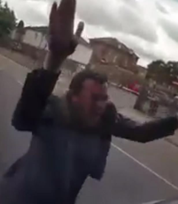 Agresywny Brytyjczyk zaatakował polskiego kierowcę i zdemolował autobus