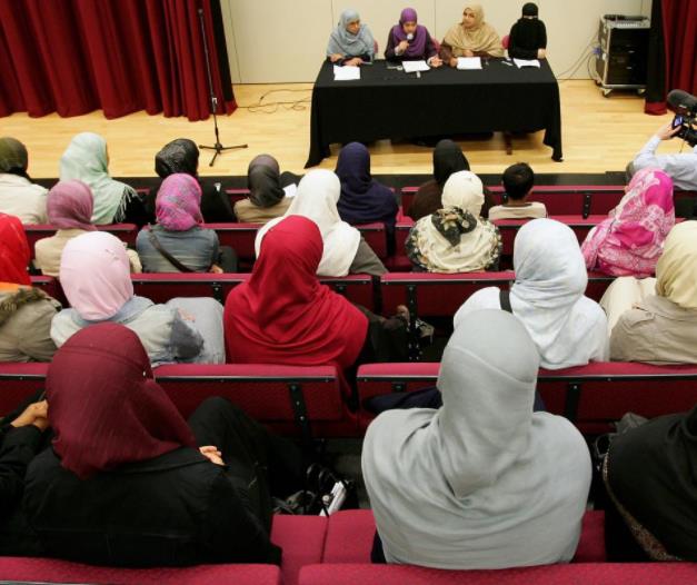 Spór o nakrycie głowy dla dziewcząt - muzułmańscy rodzice uważają, że są zbyt krótkie