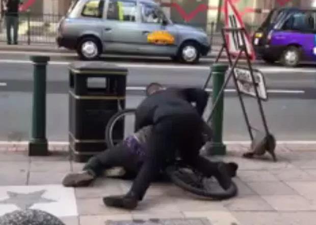 Pracownik pubu w Birmingham pobił bezdomnego mężczyznę
