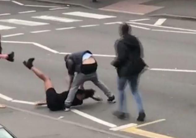 Mężczyzna pobił kobiety na jednej z ulic w Walsall