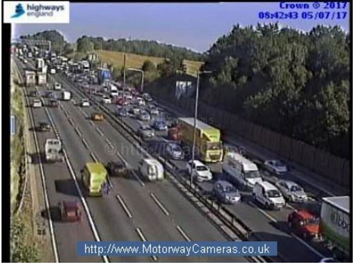 Cztery wypadki na autostradzie M6 - kierowcy stoją w ogromnych korkach