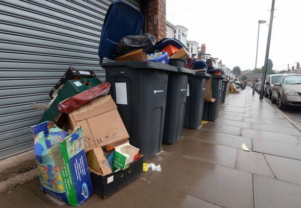 Po strajku śmieciarzy, kosze ze śmieciami zalegają na ulicach Birmingham