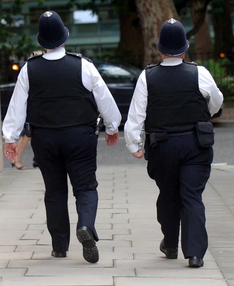 Metropolitan Police musi zamawiać coraz większe mundury dla otyłych policjantów