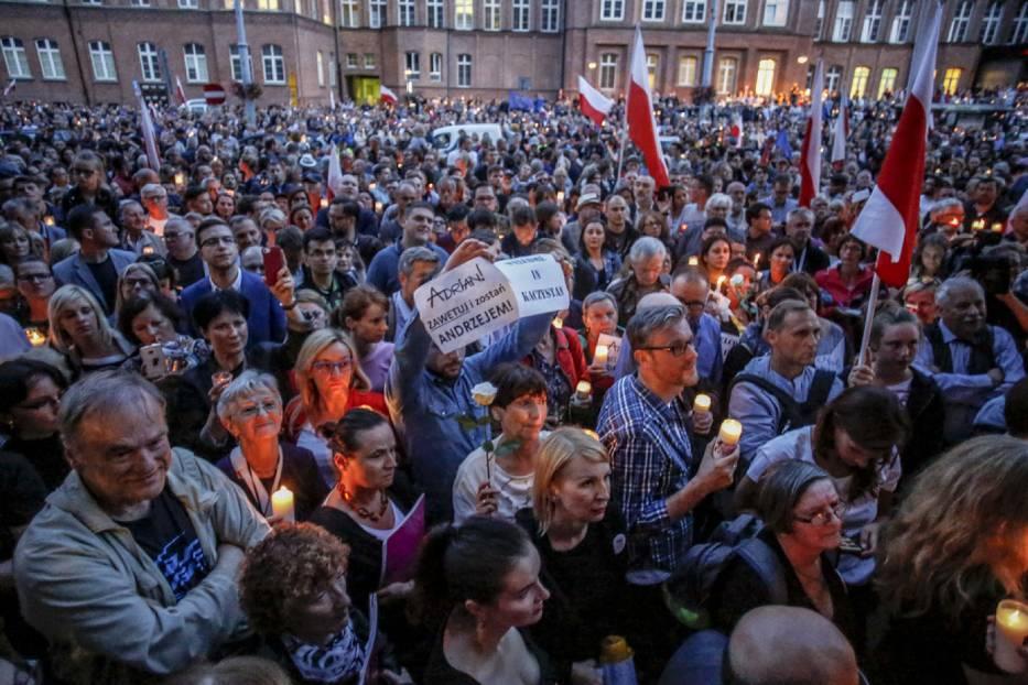 Manifestacje w Polsce i Europie - Senat przyjął bez poprawek ustawę o Sądzie Najwyższym