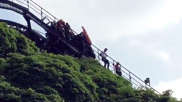 Ewakuacja ludzi po awarii rollercoastera w Alton Towers