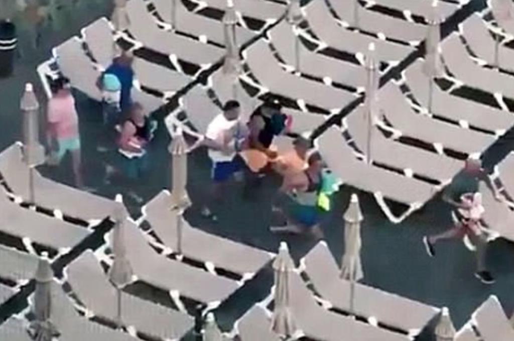 Brytyjczycy na wakacjach walczą o leżaki