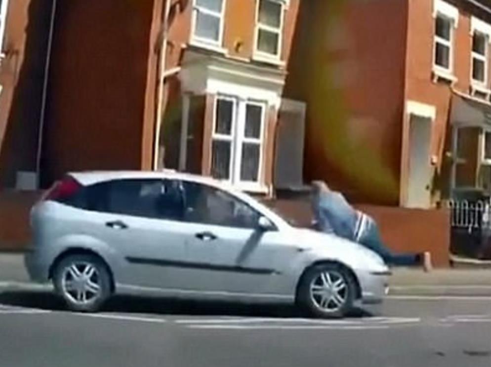 Uderzył w Polaka samochodem i jechał z nim na masce przez 160 metrów