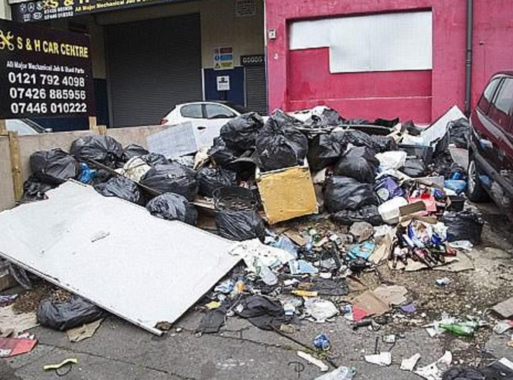 Muzułmańscy wolontariusze pomagają oczyścić ulice Birmingham z zalegających śmieci