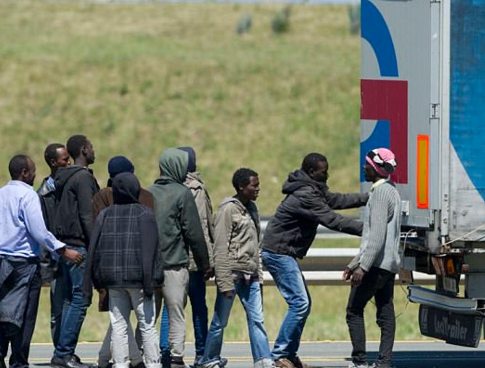 Polski kierowca ciężarówki zaatakowany przez nielegalnych imigrantów w Belgii