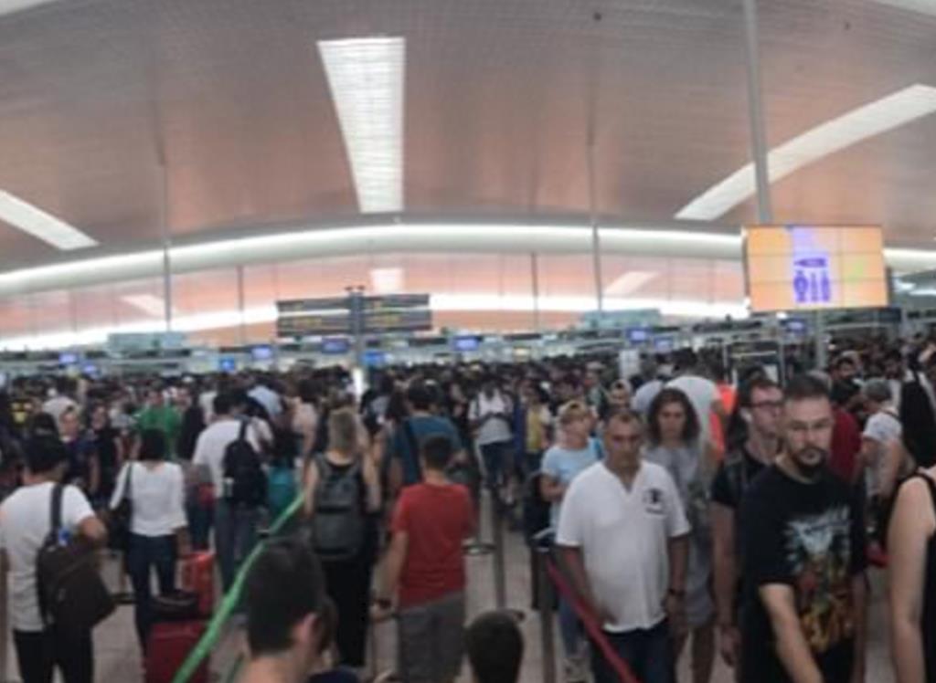 Ostrzejsze kontrole paszportowe tworzą chaos na europejskich lotniskach