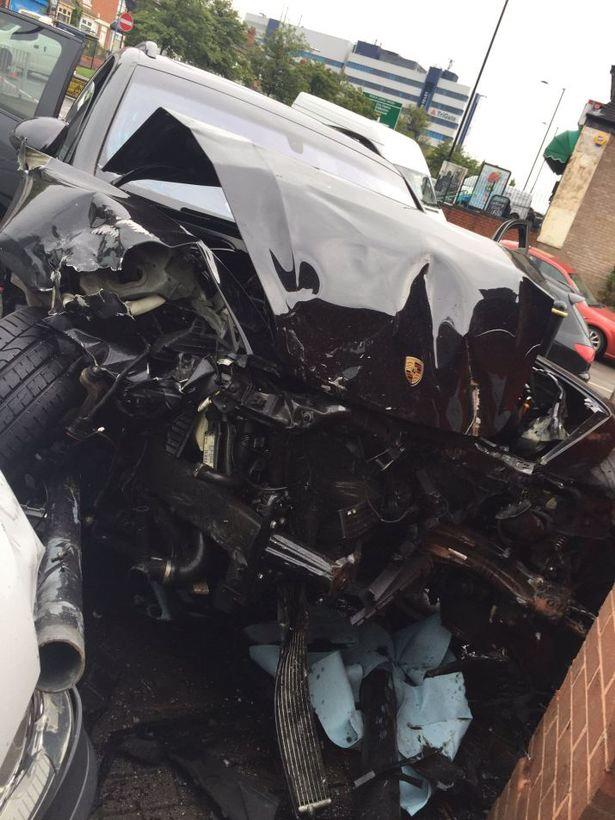 Wypadek w Quinton - Porsche Cayenne wjechało w ścianę przedszkola