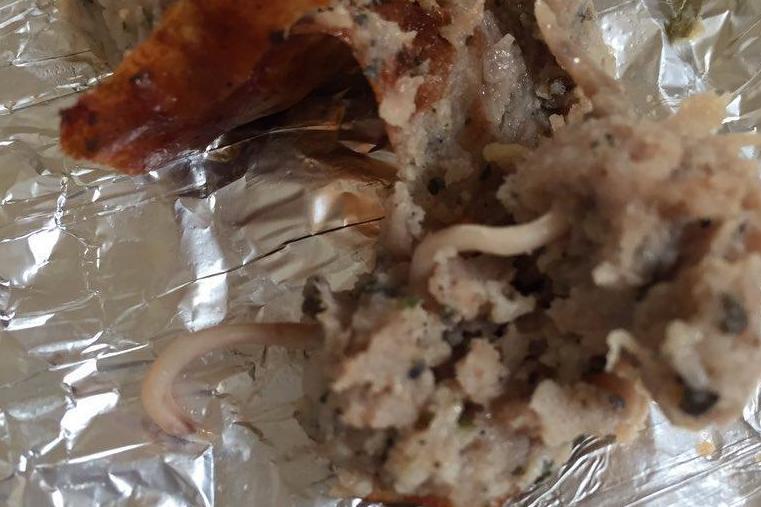 Wijący się robak w kiełbasce kupionej w sklepie Aldi