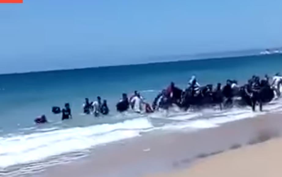 Dziesiątki imigrantów przypłynęło z Afryki pontonem na plażę w hiszpańskim Kadyksie