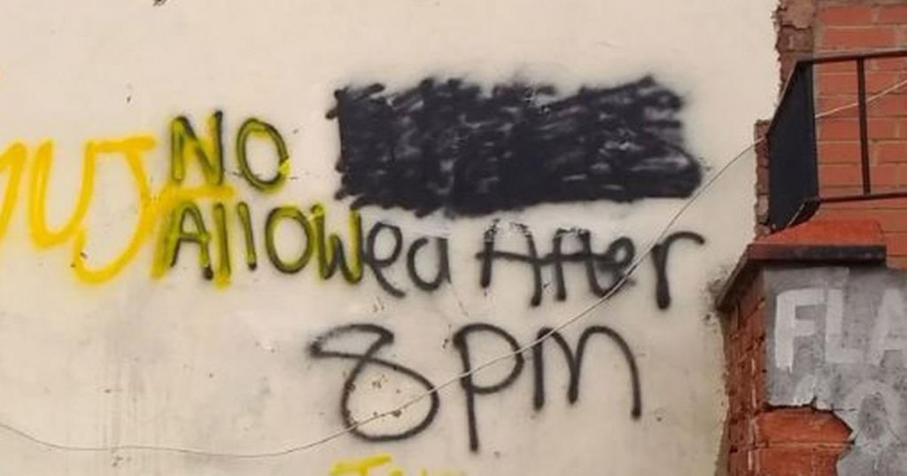 Rasistowskie graffiti na jednym z budynków w Alum Rock