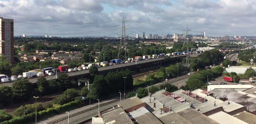 Autostrada M6 zablokowana po wypadku z udziałem pięciu pojazdów