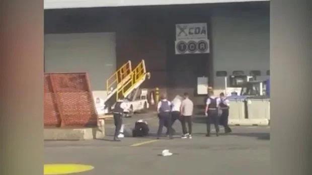 Przymusowe lądowanie i bójka z policją! Pijani Brytyjczycy lecą na wakacje