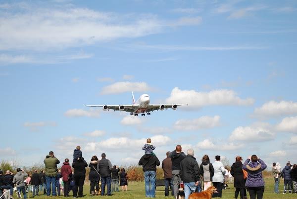Pijany 23-latek wspiął się na płot na lotnisku w Birmingham, by lepiej widzieć samoloty