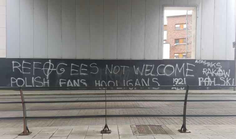 Polacy napisali rasistowskie graffiti na ścianie w Dublinie