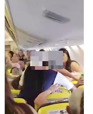 Bójka na pokładzie Ryanaira. Pasażerka dostała dożywotni zakaz lotów